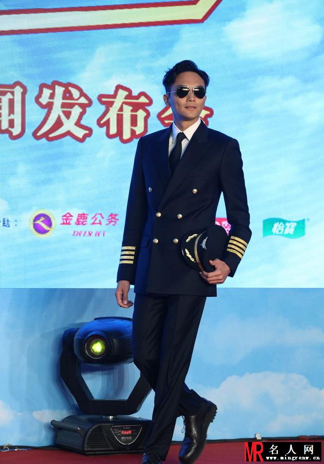 张智霖古天乐机长制服现身 帅气保镖引尖叫(1)