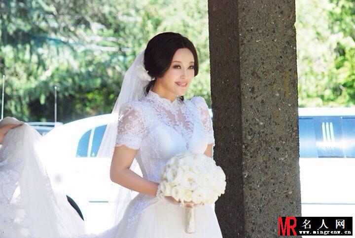 刘晓庆结婚一周年 再披婚纱似美娇娘(1)
