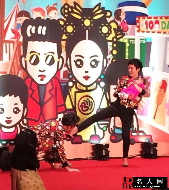 孙俪女儿百日宴现场曝光 邓超无节操跪舔孙俪脚丫(1)