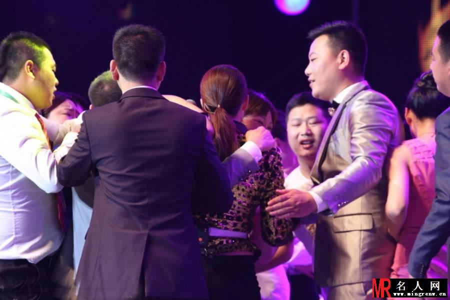 李玟性感出席引混乱 惨遭粉丝咸猪手(1)