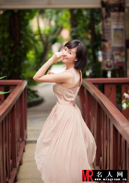 戴娇倩短发写真 洋溢青春笑容(1)