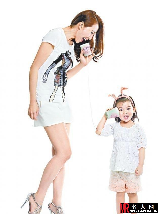蔡少芬携宝贝女儿拍写真 互动温馨萌劲十足(1)