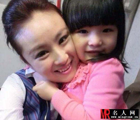 王诗龄与乘务员欢乐合影 显搞怪萌态(1)