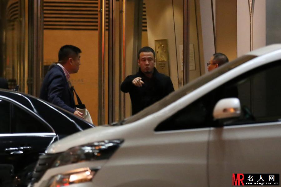 杨坤现身破被抓传言 心情大好饮酒至凌晨(1)