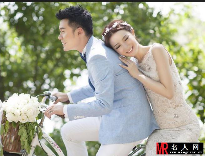 陈赫前妻许婧改变形象 剪短发染粉红色(1)