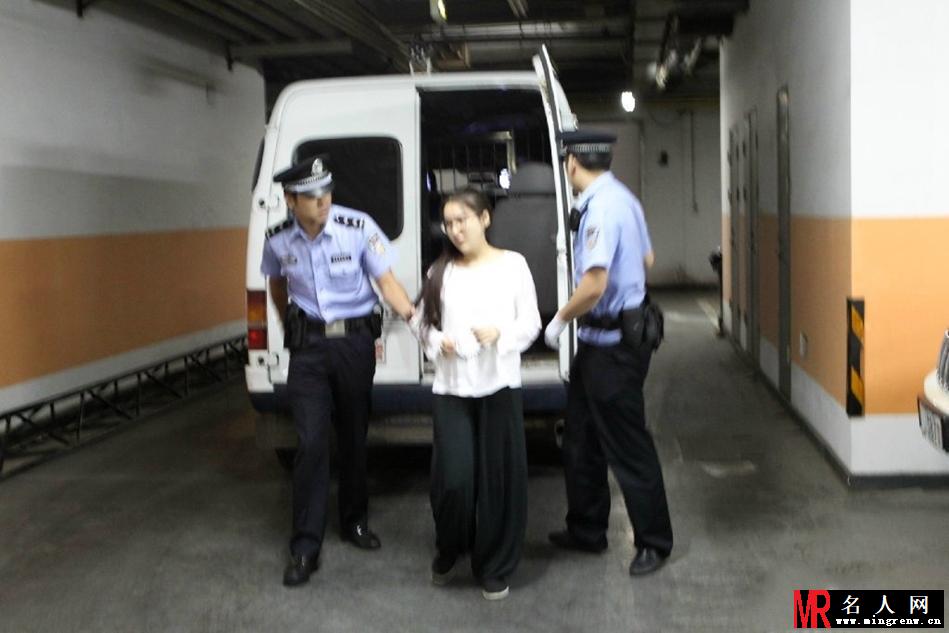 郭美美素颜走下囚车 穿白衣黑裤梳马尾显清纯(1)