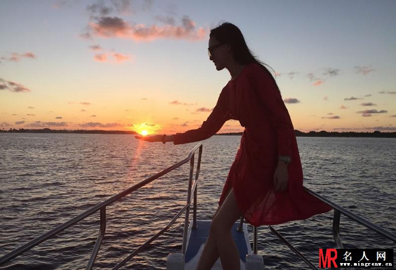 唐嫣游轮夕阳写真 红色短裙大秀性感美腿(1)