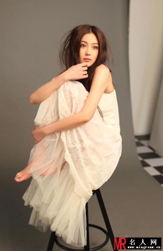 张馨予曝光一组室内白色性感写真 酥胸长腿美不胜收(1)