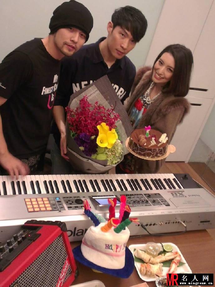 周杰伦唱新专辑歌曲为杨瑞代庆生(1)