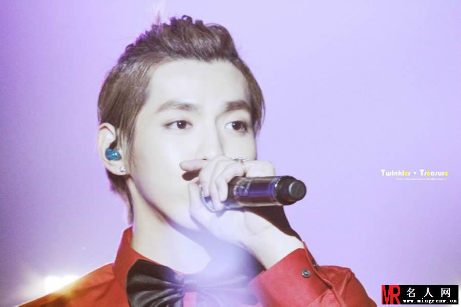 吴亦凡2013年韩国SM WEEK活动红色衬衣扎小辫颜值逆天卖力表演(1)