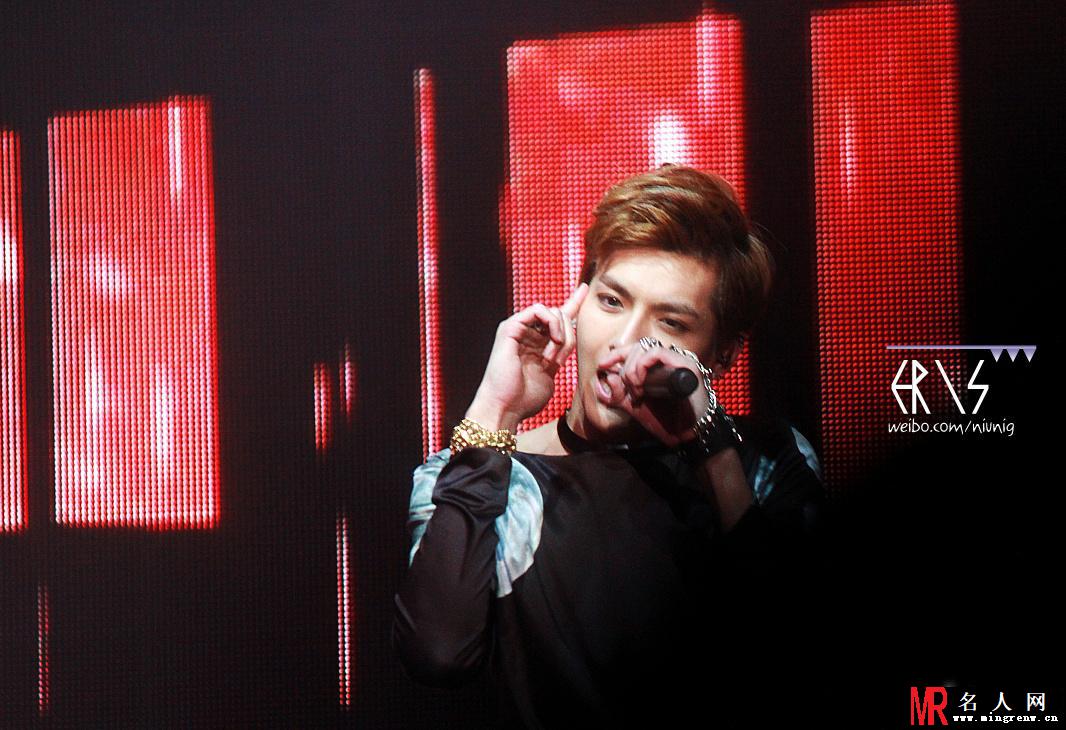 吴亦凡2012年首尔SHOW CASE倾情演唱颜神颜值爆表引粉丝尖叫(1)