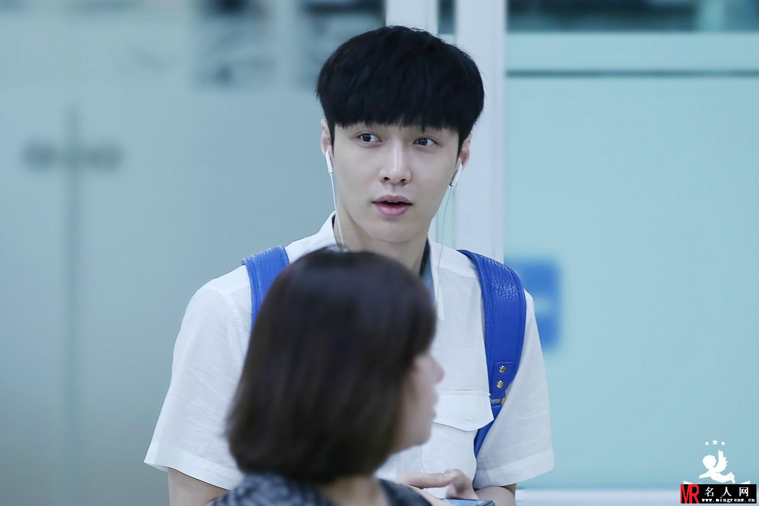 EXO张艺兴2014年6月学生装现身首都机场颜值逆天(1)