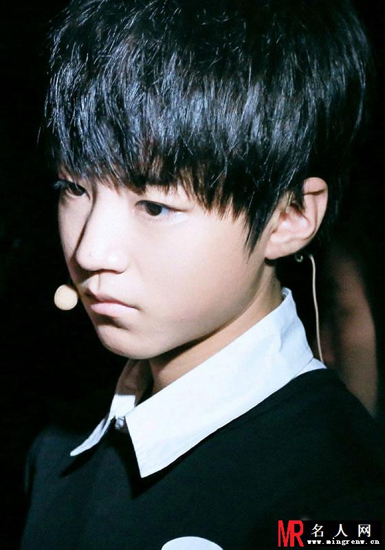 TFBOYS王俊凯生活照 小正太被御姐挑逗(1)