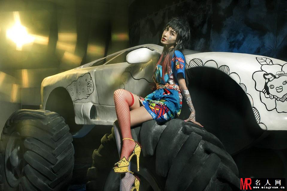 Angelababy洗剪吹杀马特造型拍广告 婚前最后疯狂一次(1)