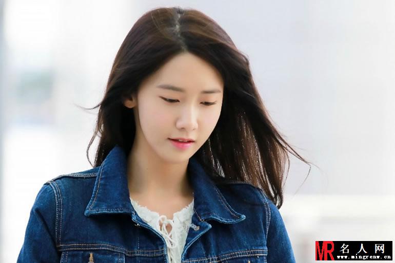 少女时代允儿素颜机场照 撩发抿嘴自然清新(1)