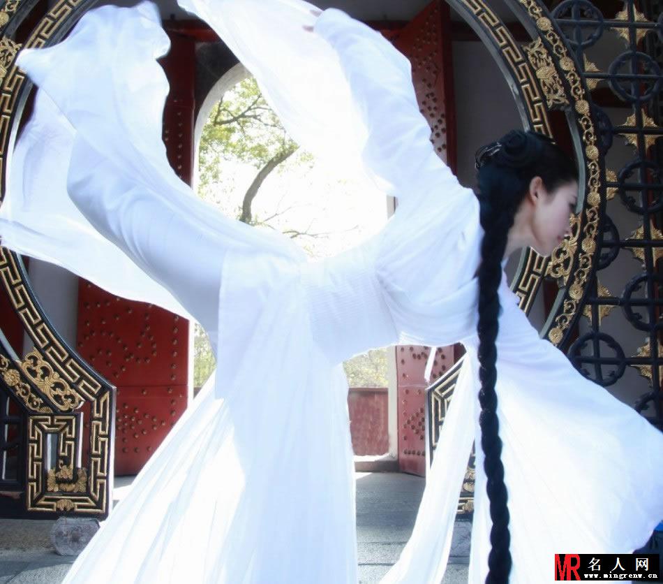 武汉美女cos小龙女神似刘亦菲 白衣飘飘获赞(1)