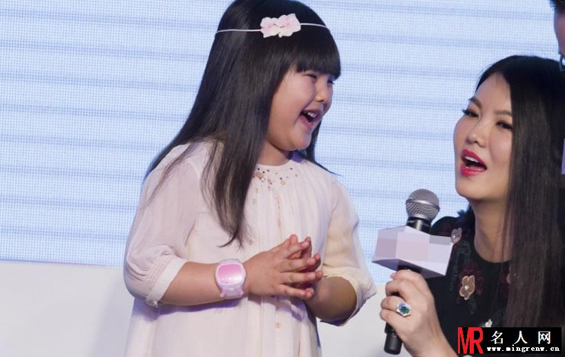 李湘携女王诗龄亮相 母女圆滚滚富态十足(1)