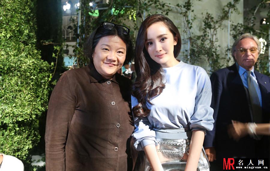 杨幂优雅看秀 造型靓丽获赞品味好(1)