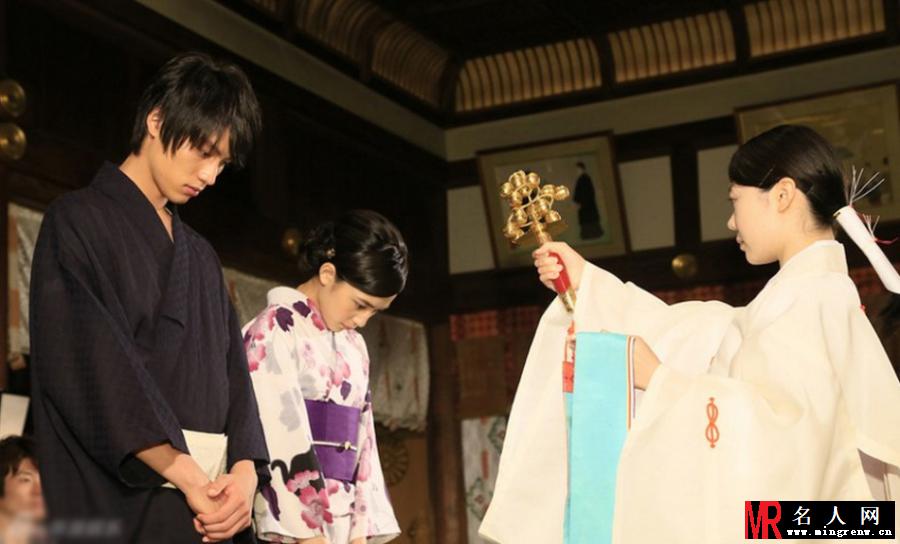 福士苍汰川口春奈着浴衣亮相秀恩爱(1)