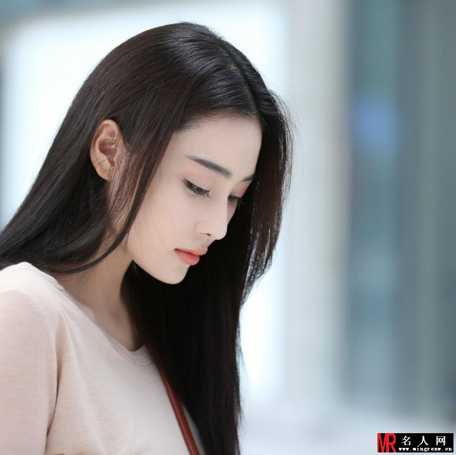 奋囧曝光张馨予剧照 长发飘飘显清纯(1)
