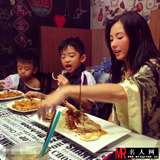 张柏芝与儿子享受美食 拿洋葱搞怪自拍(1)