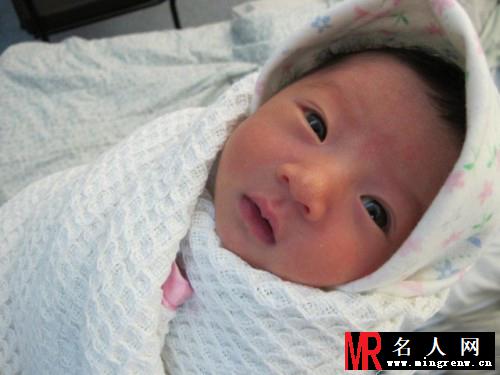 吴尊女儿首曝光 托腮嘟嘴卖萌(1)