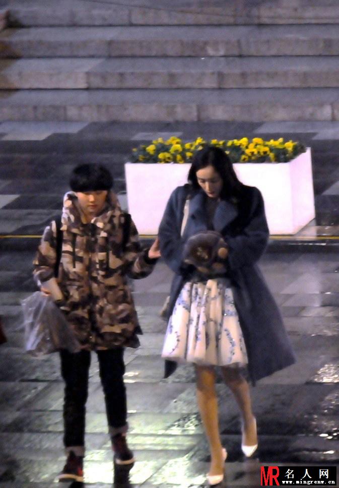 杨幂小时代3片场照 踩高跟鞋获众人伺候(1)