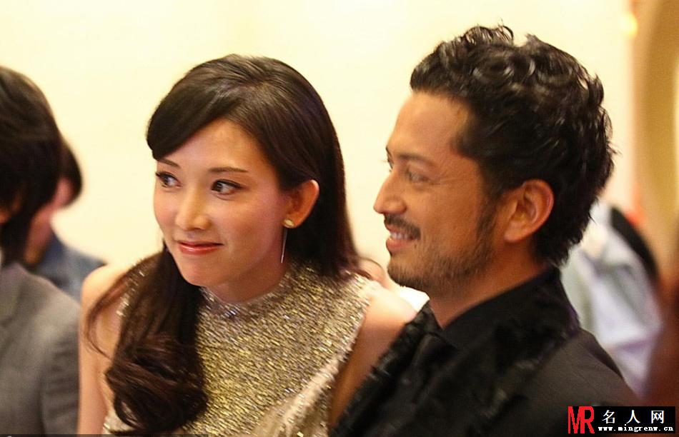 林志玲露背装性感优雅亮相 获两位男明星保驾护航(1)