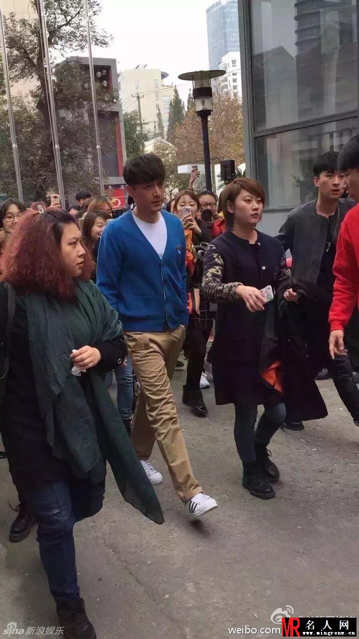 胡歌参加上戏70年校庆 学生打扮上台朗诵(1)