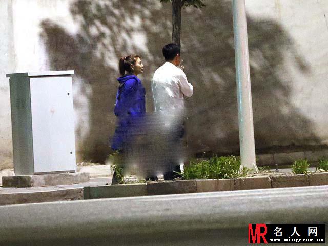 张雨绮新恋情曝光 与神秘男牵手压马路(1)