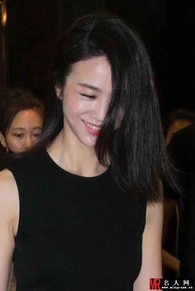 汤唯黑裙加身浅笑迷人气质优雅(1)