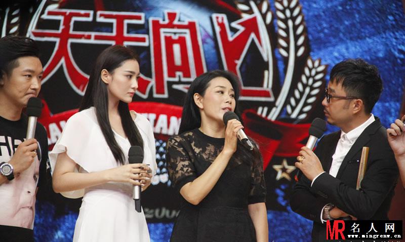 范冰冰登港版《时尚芭莎》3月号 军帽女王装扮气场十足(1)