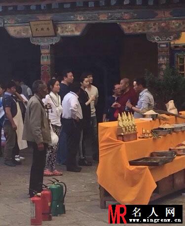 范冰冰李晨大昭寺虔诚礼佛 十指紧扣恋情甜蜜(1)