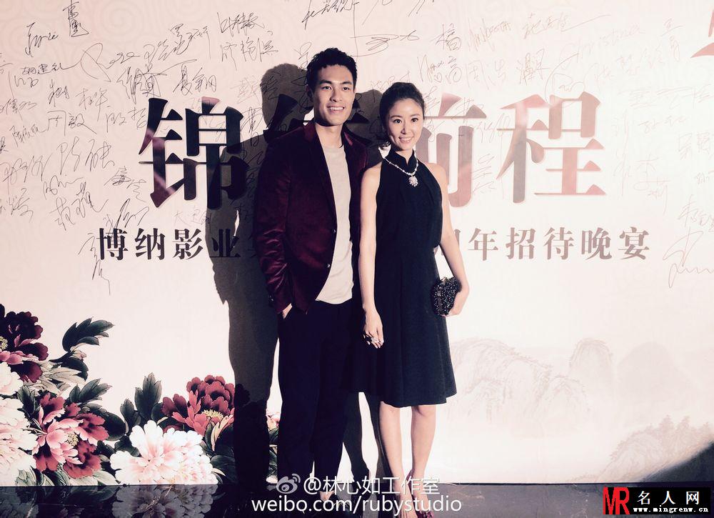 “博纳之夜” 林心如大秀美背携杨佑宁帅气出席似金童玉女(1)