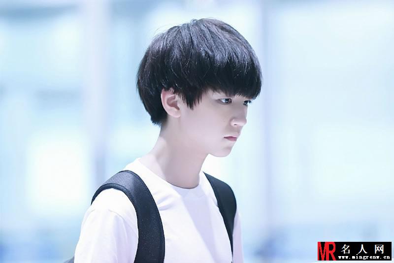 TFBOYS王俊凯生活照 小正太被御姐挑逗(1)