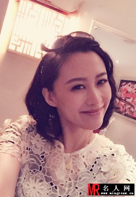 张静静红唇烈焰 露半乳演艺性感妩媚风(1)