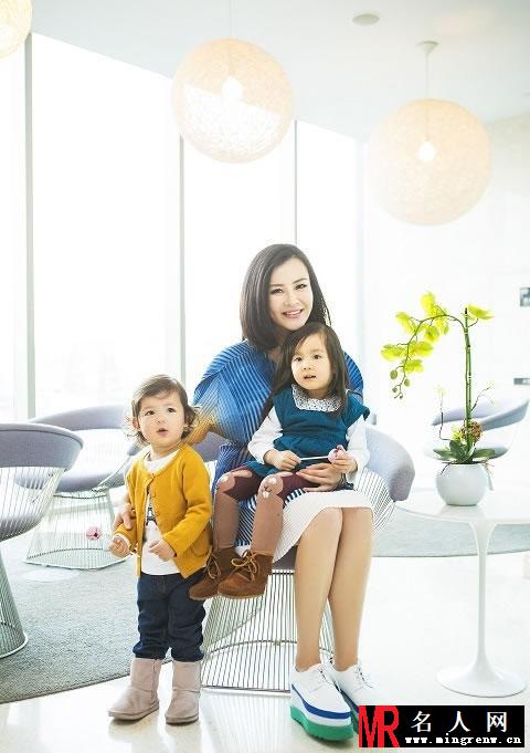 刘孜携子拍写真 尽显辣妈风采(1)