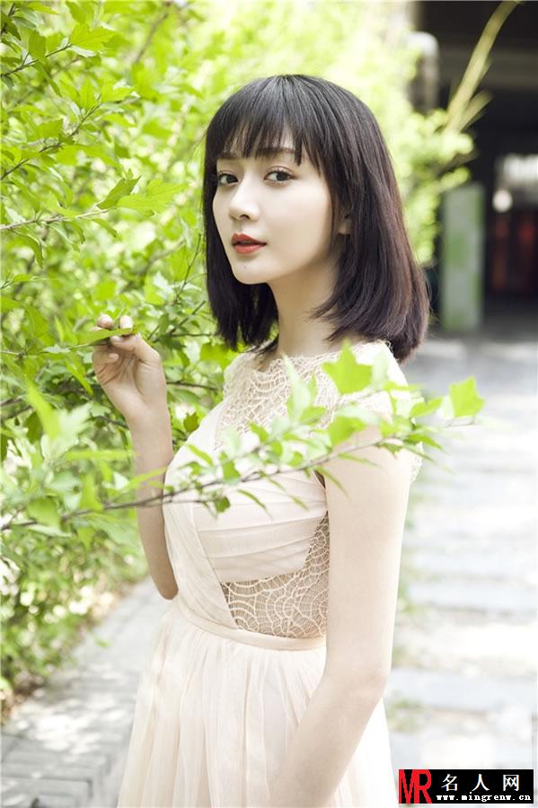 潘之琳精致写真 红唇彰显俏丽容颜(1)