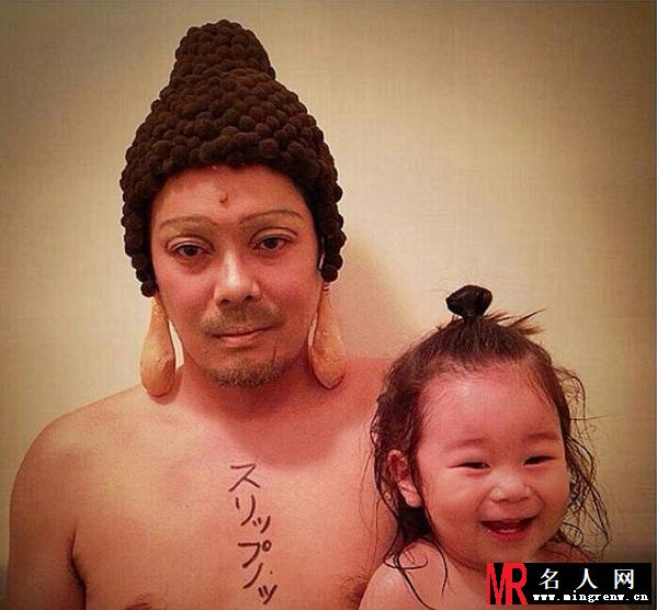日本逗比父女雷人洗澡自拍 不能好好的洗澡了(1)