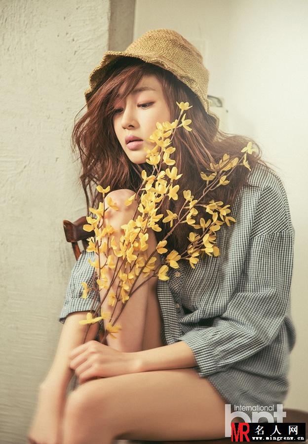 姜素拉淡雅写真 朱唇微启手捧黄花(1)