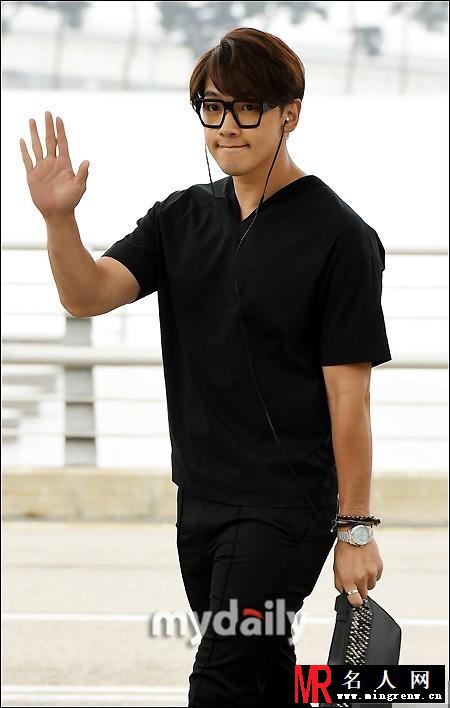Rain休闲装现身仁川机场 羞涩抿嘴卖萌(1)