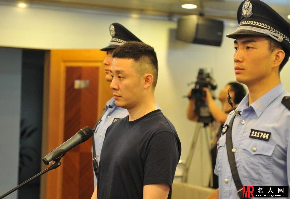 张博容留张博吸毒案将开庭 被提押至法院(1)