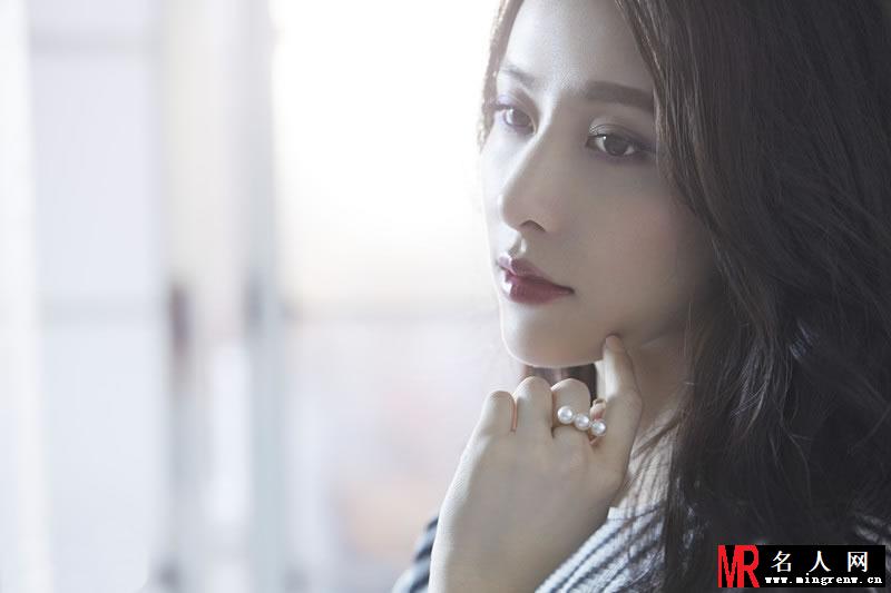 贾青最新写真大片 优雅妩媚笑容杀伤力十足(1)