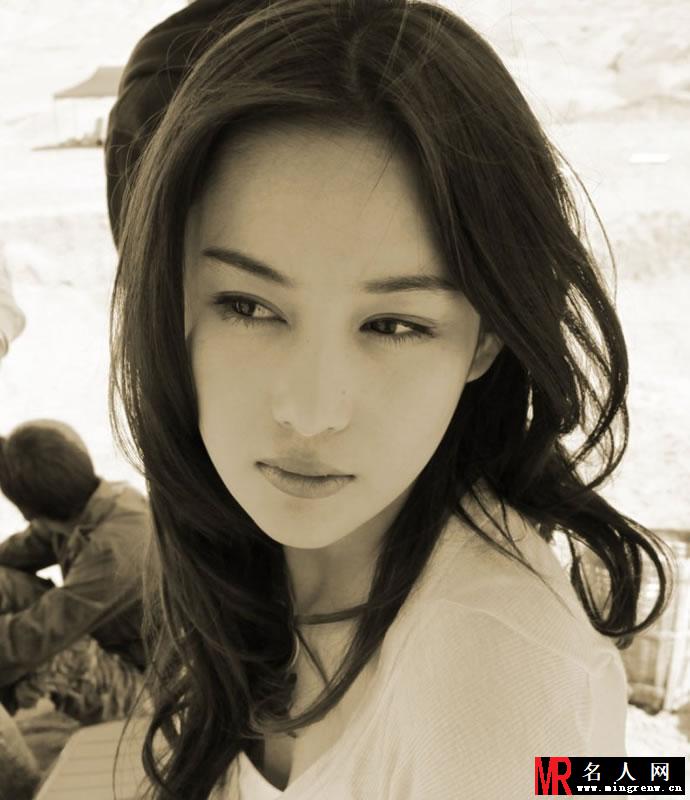 张馨予拍摄现场淡妆照 演绎美的多种可能(1)