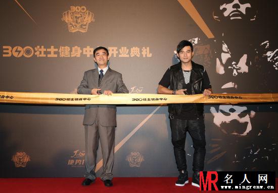 准奶爸周杰伦冒雨为上海新店站台(1)