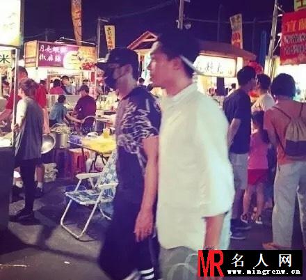 周杰伦带着新婚妻子逛夜市 昆凌身材仍姣好(1)