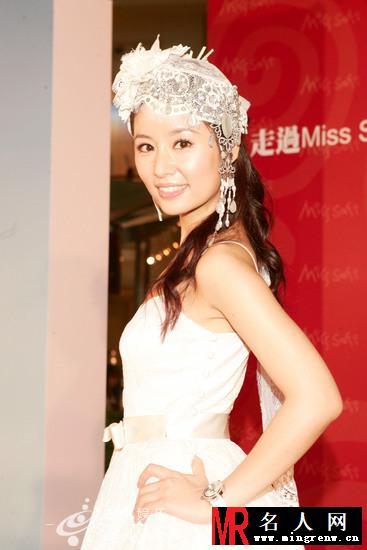 Miss Sofi五周年经典回顾摄影展 林心如低胸白裙亮相(1)