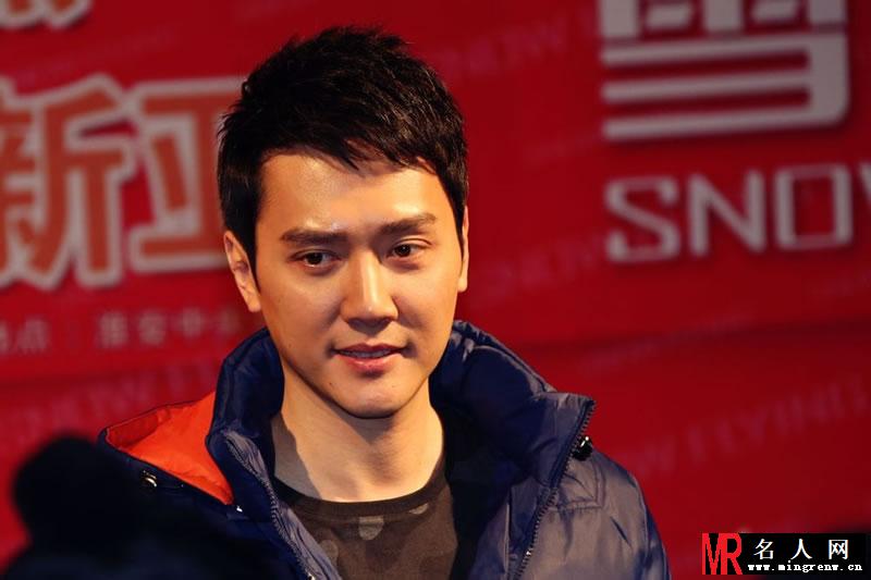 2013年雪中飞淮安活动现场 冯绍峰与粉丝交流融洽(1)