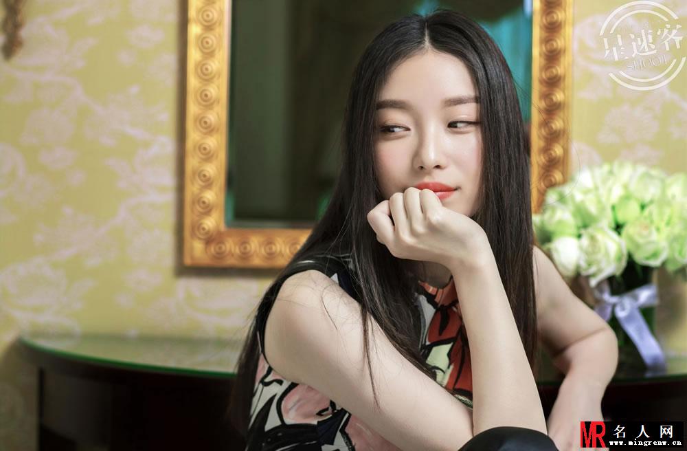 倪妮登星速客杂志 浪漫印花凸显妖艳妩媚(1)