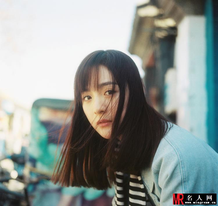 李依纯清纯素颜写真 获封最美校花(1)